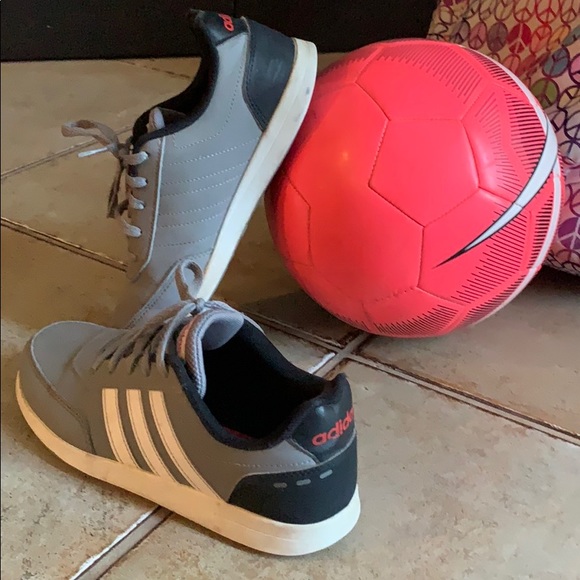 Adidas 👟 - Picture 2 of 3